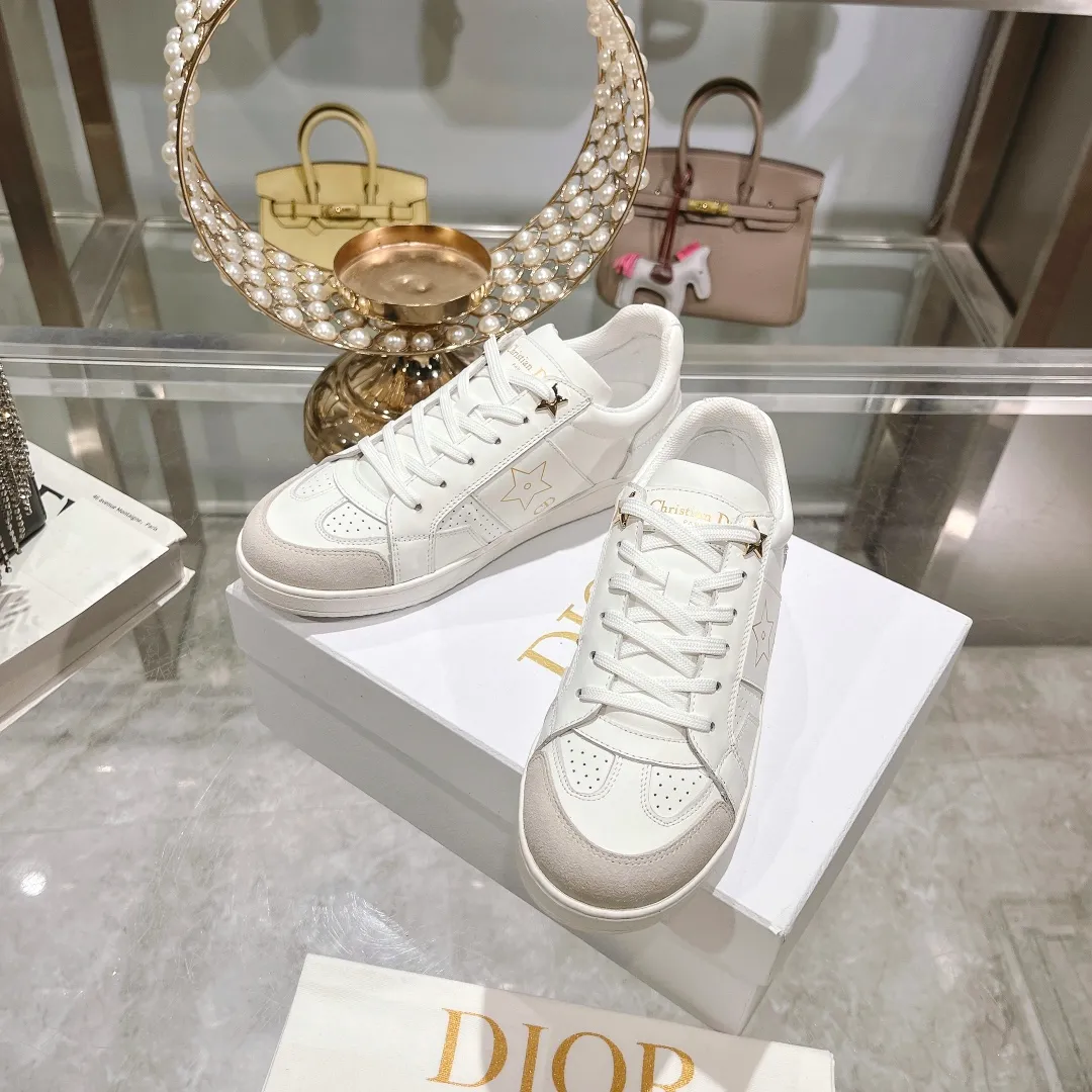 👟👟Ex-factory price 560👟👟Dior2024 new white shoes, Dior Dior Star women's sports shoes, very light summer white shoes. The upper is carefully made of imported suede, decorated with tonal suede panels, metal stars decorate the lace eyelets, and breathable mesh inside. The upper is punched and designed not to stuffy the feet. It is equipped with Christian Dior logo and thin soles. The thick sole is suitable for all seasons! Size: 35-41 (40 and 41 are customized and cannot be returned or exchanged)